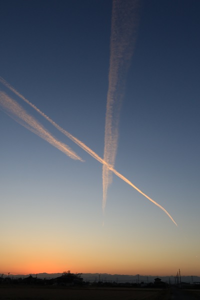 夕暮れと飛行機雲（小見野地区）